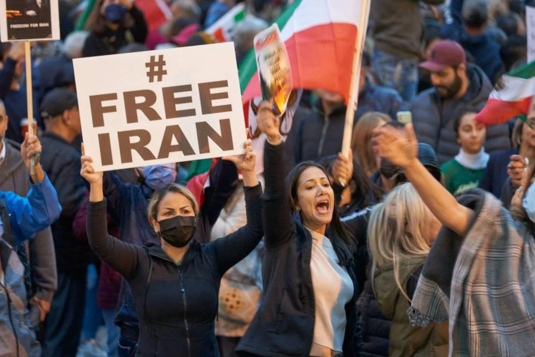 Iranian street protesters holding the banner #FREE IRAN